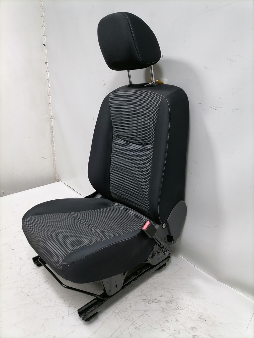 Nissan Pulsar original Sitz vorn rechts Beifahrersitz beheizt Bj.2016